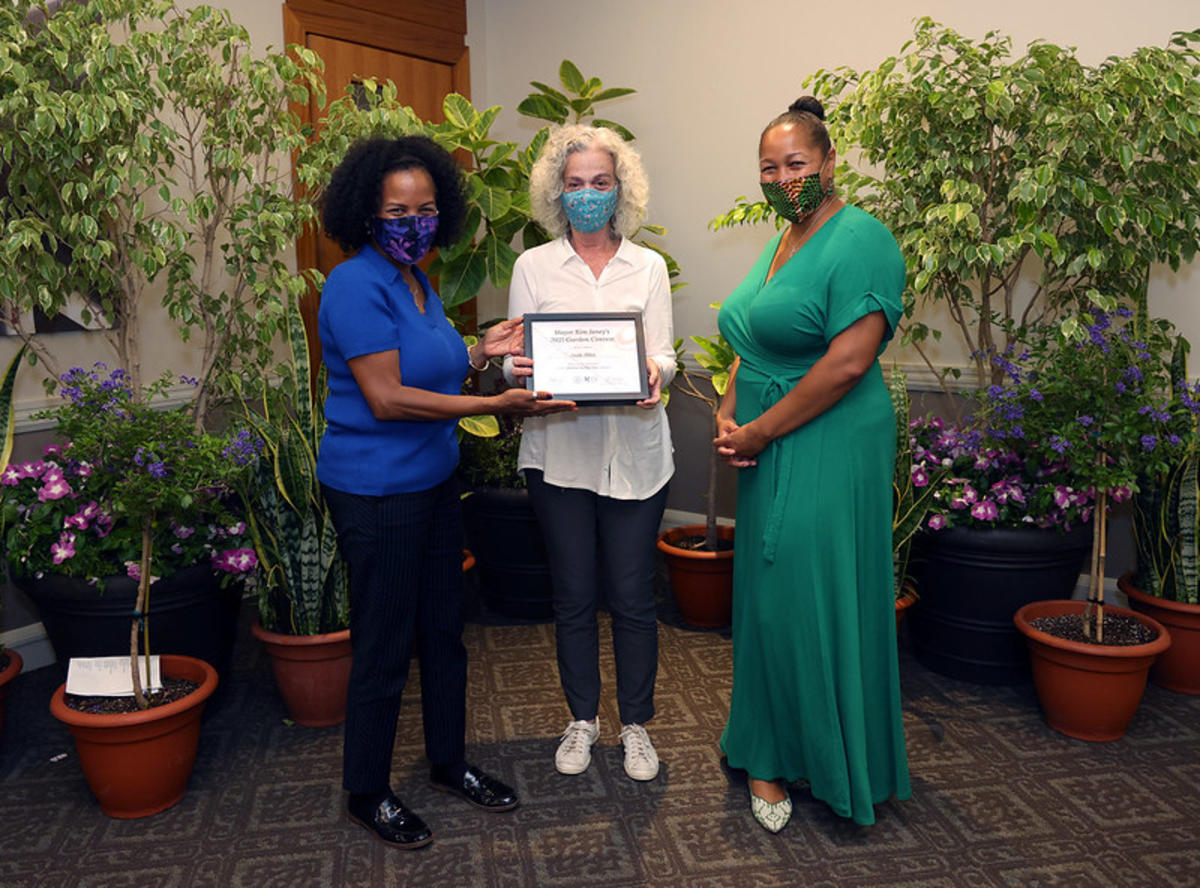 Sklar - 2nd Place Medium Yard - Award