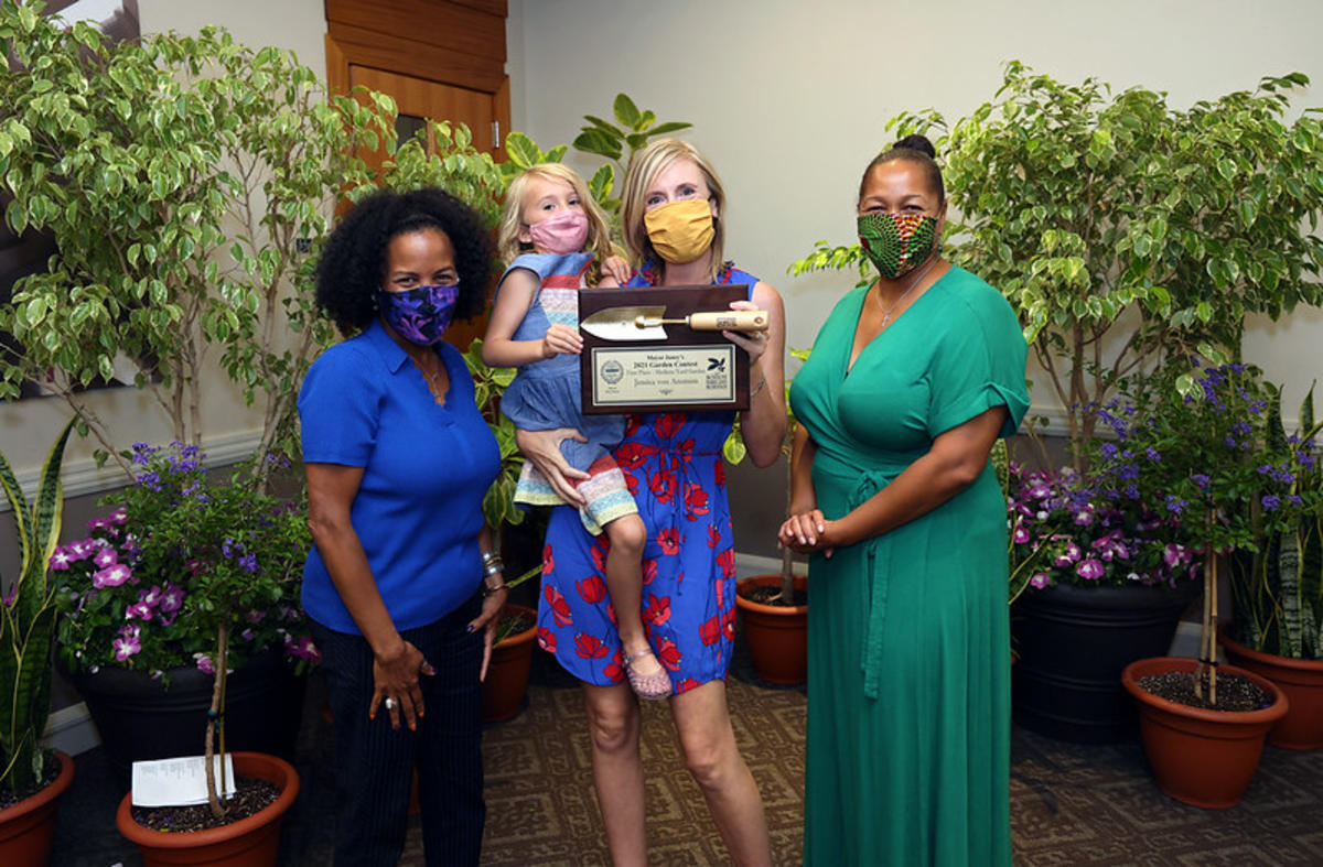 Von Ammon - 1st Place Medium Yard - Award