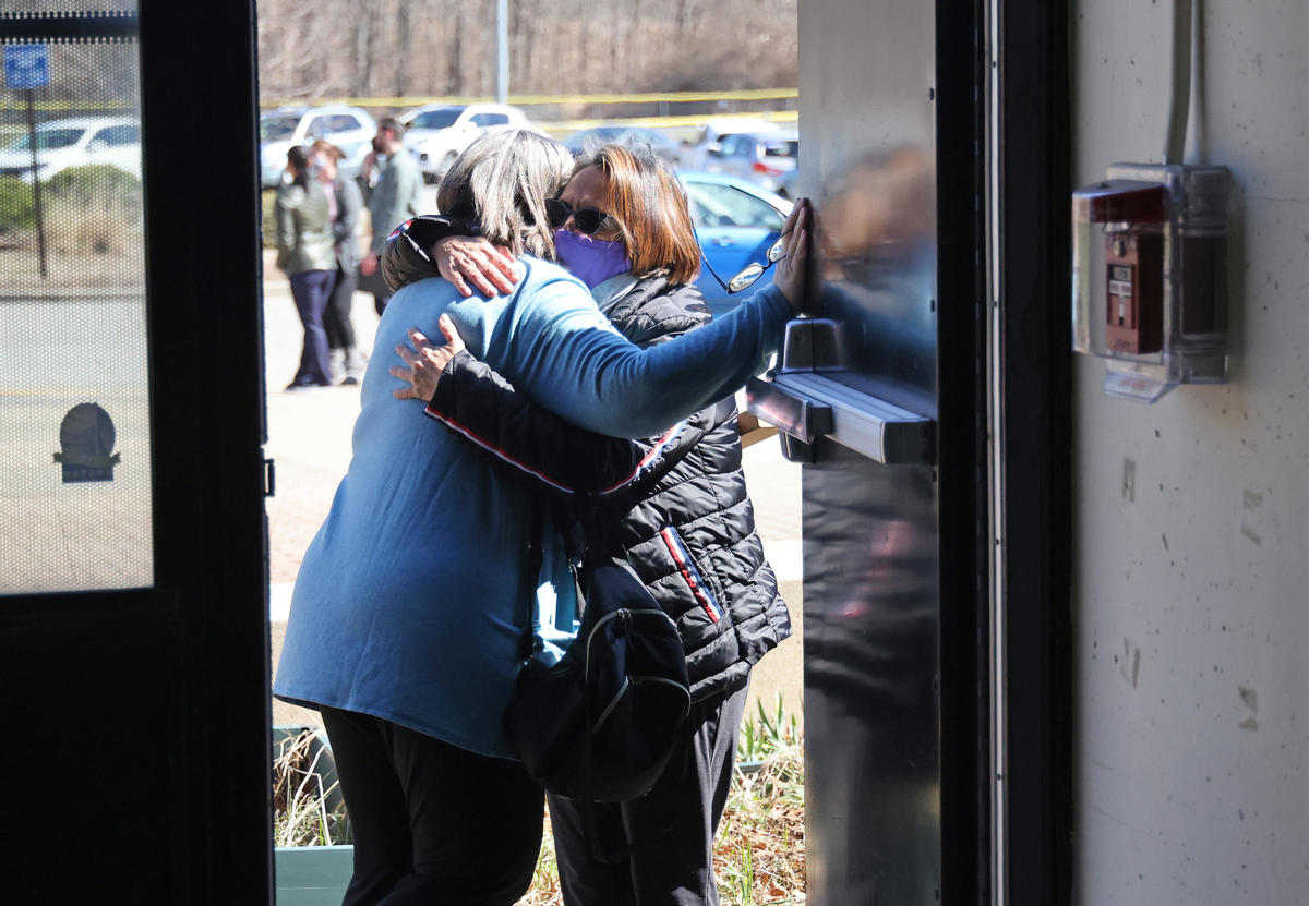 Seniors Hugging, WR